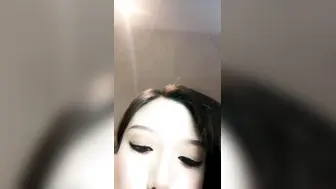 极品网红颜值女神下海小尺度诱惑，黑色丝袜撕裆，张开双腿揉搓阴蒂，半脱下丝袜扭动美臀，对着镜头特写诱惑