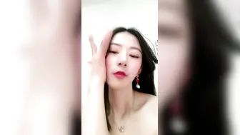 甜甜的蜜【裸舞-中篇】啊啊啊~每个主人舔舔小欣的阴蒂，尿道也要舔啦，给我舔干净逼里的淫水。我躺着尿的，快接着我淫荡的尿尿，骚逼的尿尿！