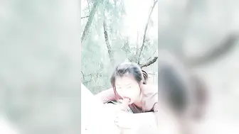 冬天里的一把伙，全程露脸激情户外大秀直播啪啪，口交大鸡巴主动上位抽插让大哥玩奶子，撅着屁股爆菊花尿尿