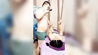 勾引按摩店骚技师激情啪啪，让小骚逼给口交大鸡巴还给她录像，吃她奶子抠她逼，各种爆草抽插还让她打电话