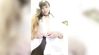 单身奶妈颜值很高喷奶水贼溜，哺乳期离婚为了生活直播赚外快，全程露脸丝袜情趣无毛逼道具抽插浪荡呻吟好骚(1)