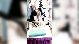 骚技师勾搭男客户，床上按摩黑丝情趣撩起衣服漏出奶子调戏小哥的大鸡巴，床上激情抽插草的好猛让小哥射一逼