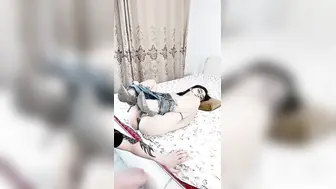 高跟牛仔裤风骚女友【上篇】跟男友激情啪啪，口交酸奶大鸡巴好骚，衣服都没脱完就让小哥干上了，无套抽插直接内射