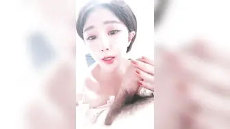 超高颜值女友完美露脸深喉吮吸大屌，样子诱人，无套啪啪，没几下就体外射精了特写蝴蝶逼