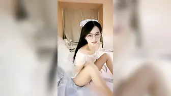 长相清纯乖巧又很骚颜值眼镜女神居家诱惑【上篇】透视装黑网袜各种内裤揉穴，掰穴特写毛毛浓密，翘起屁股对着镜头