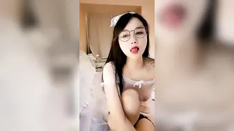 长相清纯乖巧又很骚颜值眼镜女神居家诱惑【上篇】透视装黑网袜各种内裤揉穴，掰穴特写毛毛浓密，翘起屁股对着镜头