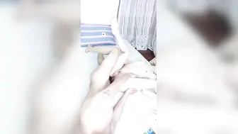 难得一见超嫩馒头粉穴小萝莉，被纹身男各种姿势爆操，自己张开双腿猛插，S型翘臀后入撞击，最后冲刺无套内射