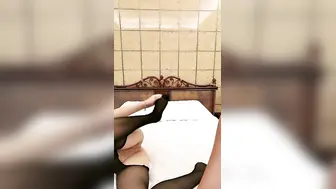 胸前翅膀纹身骚骚小姐姐透视装激情啪啪，深喉口交很享受，开档黑丝无毛肥穴，上位骑乘大屁股打桩猛操