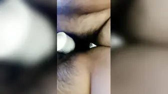 胸部有纹身的巨乳少妇，约个小鲜肉，道具自慰，手指抠逼，无套啪啪一顿猛攻
