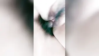 蜜桃臀小少妇【偷情勾引】让大哥按在窗前看着窗外的风景爆草浪荡呻吟，床上揉奶玩逼无套抽插特写，射在嘴里吞精