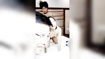表哥约婊妹草逼还免费【中篇】淫乱的房间激情啪啪旁边还有好姐妹，全程露脸激情啪啪主动上位抽插，后入蜜桃臀刺激