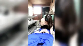 超浪户外约啪专家网红美女【性爱教授】勾搭工人出租房放肆啪啪，无套抽插，边揉逼豆边速插浪穴，爆精内射，高清源码无水印