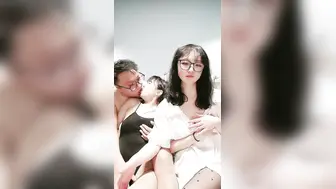 眼镜幸福老哥，淫乱双飞大奶妹，交叉舌吻双女舔屌，骑乘抽插揉捏奶子，打桩机猛操屁股