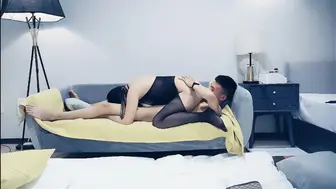 精神小伙干极品美少妇，黑丝白臀，抠穴不止，呻吟不停，娇喘诱惑太刺激
