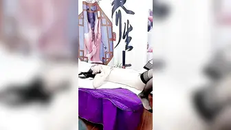 中医养生会所小哥在按摩床上玩双飞【上篇】黑丝有一起舔鸡巴揉骚奶草骚逼，各种体位轮番抽插，浪叫不止精彩刺激