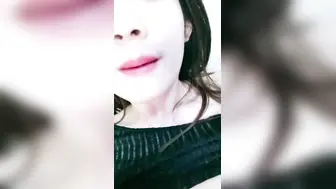 很久没播极品颜值女神【上篇】大尺度激情自慰，撂下内衣露白嫩奶子，拿出道具假屌舔弄，磨蹭骚穴深插，翘起美臀扭动