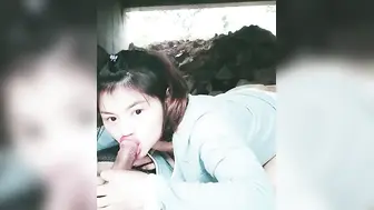 很拼的小少妇冬季户外，全程露脸跟大哥在大桥下激情啪啪，深喉口交大鸡巴漏着奶子主动上位浪叫，撅着屁股后入