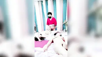 忽悠女顾客做特殊服务，口交大鸡巴玩奶子抠骚逼，草逼比赛开始了激情4P，各种爆草抽插浪叫不止高潮不断刺激