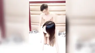 总能约到漂亮小姐姐【上篇】老哥酒店一起大秀，青春贫乳嫩妹，揉捏奶子上位骑乘自己动，扶着屁股后入旁边闺蜜观战