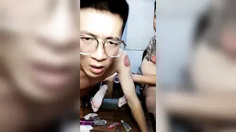 技校小妹全程露脸跟两大哥玩3P，被两大哥调教玩弄，深喉大鸡巴，道具双插屁眼和菊花，抱着被草床上玩双草