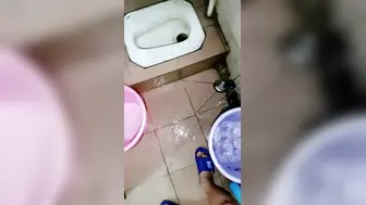 敞亮的小少妇让大哥草了骚逼草菊花，连哥套子都不带，淫声荡语激情抽插白浆好多，最后射在菊花里还给舔干净