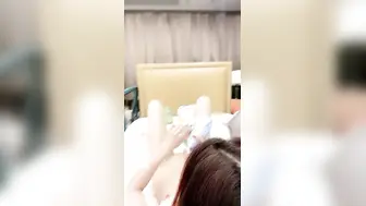 完美无毛肥穴双女被大哥道具爆菊，69姿势互舔小穴，骑脸舌头伸入爸爸好爽，轮流扣穴高潮喷水，娇喘呻吟淫语骚话