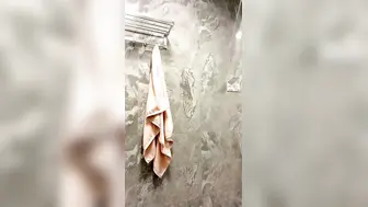 小美女爱诱惑清纯萌妹为赚钱居家全裸秀，厕所尿尿洗澡湿身诱惑