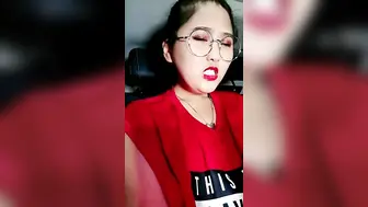 小骚逼深夜打车勾搭司机户外激情啪啪【上篇】全程露脸漏奶子逼逼塞跳蛋自慰勾搭，口交大鸡巴让大哥各种爆草内射