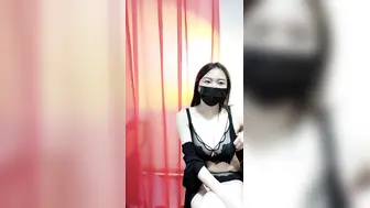 巨乳奶妈和白浆少妇【激情裸舞-下篇】轻纱胀里的风骚女非常诱惑，揉奶摸逼撞骚臀好刺激，挤奶水给狼友喝别错过