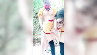 带婊妹去户外激情啪啪【Park3】全程露脸深喉大鸡巴，卡在树上疯狂输出浪荡呻吟，地上主动上位抽插揉捏骚奶子刺激