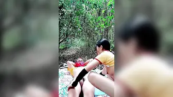 带婊妹去户外激情啪啪【Park4】全程露脸深喉大鸡巴，卡在树上疯狂输出浪荡呻吟，地上主动上位抽插揉捏骚奶子刺激