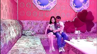 【极品歌厅骚妹子】刚唱完哥的骚妹子就被小哥扒光了舔逼，颜值不错真刺激，口交大鸡巴直接在沙发上干了，各种蹂躏抽插