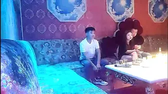【淫乱KTV玩4P】灯红酒绿，酒精音乐刺激下，沙发狂插御姐骚穴，娇喘配着歌声high爆了