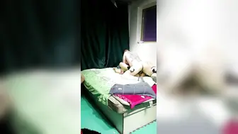【姐妹花一起4P】全程露脸跟两个小哥大秀，吃奶抠逼舔大鸡巴，床上各种抽插爆草看看那个妞更骚好刺激