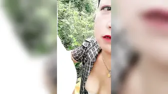 【户外勾引】老板娘周日大清早【上篇】户外勾引个骑三轮车，卖辣椒老大爷，打野战，这逼舔得爽死了大爷