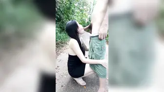 【户外勾引啪啪啪】淫荡姐妹花，偏僻小树林旁，勾搭眼镜小伙，极品白嫩桃子奶，无套啪啪玩得就是心跳