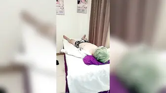 【按摩店】性感骚技师黑丝高跟情趣诱惑，勾搭顾客小哥的大鸡巴，舔乳头扒下内裤口交主动上位抽插好激情揉捏骚奶