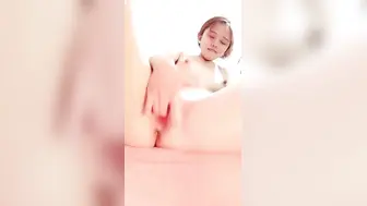 22岁哺乳期小少妇【下】露脸颜值可爱性感的大奶子，为了生活直播赚外快，抠逼玩弄酒瓶抽插，淫水很多挤奶水刺激