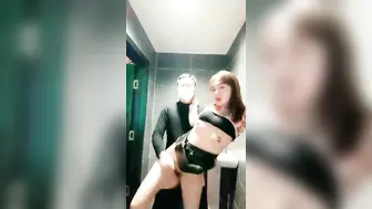 【KTV夜场狂欢】皮短裙骚骚妹子在KTV和炮友大战，撩起裙子自摸深喉口交，跪沙发上后入再到卫生间站立后入