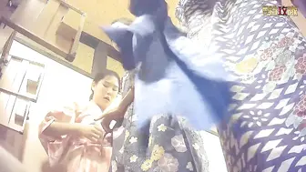 【专业女盗手】大众洗浴场真实偸拍女客【换衣室-下篇】内部春光，一屋子不穿衣服的女人，老中青都有隐私部位看个够