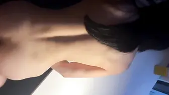 【中外大战】女孩头戴项圈，屁眼塞着钻石肛塞，被国外大鸡巴男友狠狠地抽插着，小嘴骚逼和屁眼