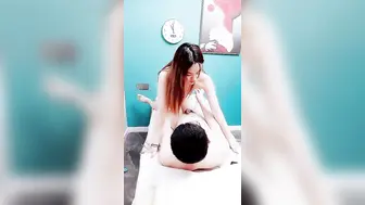 【权少很骚呢】22岁人气小姐姐回归，身姿曼妙玲珑有致，甜美爱笑好多回头客，没被干爽嘟嘴抱怨(1)