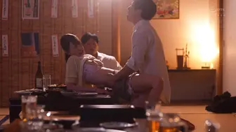 JUR-544 [中文字幕]在床上滑落时发生性行为。一名女员工身体向后弯曲，被一名好色的上班族轮流摆弄 #月野江すい #月野江翠