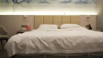 【小马探花】昨晚少妇返场带上姐妹双飞大战，双女黑丝边口边舔左右扣逼，骑乘猛操拉着手后入，中场休息再换个女干