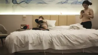 【小马探花】昨晚少妇返场带上姐妹双飞大战，双女黑丝边口边舔左右扣逼，骑乘猛操拉着手后入，中场休息再换个女干