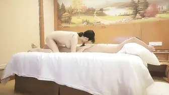 小伙开房重金约炮漂亮的外围小姐姐，牛仔裤高跟鞋干起来太爽了