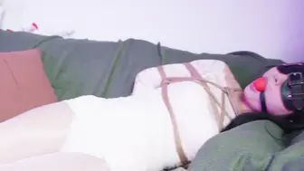 【丝米定拍】《落入面试陷阱的妹子3》上次抓住的妹子迎来的新一天，穿上白色长筒靴+油亮白丝，被迫换上蕾丝包臀短裙