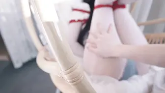【悠米】《神圣修女被绑记》3 修女身着白色全包丝袜和12cm的高跟吊着罚站，还要被迫看着镜子里被玩弄的自己