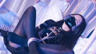 【悠米】《神圣修女被绑记》4 全包黑丝修女以一种痛苦的团缚姿势绑在吊篮里，绳子绕在脖子后无法动弹，被迫被棒棒强羔
