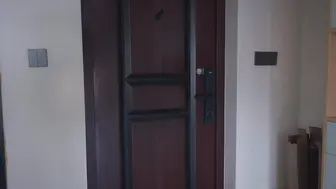 《差生的课后惩罚》课后补习的女同学敲响了老师家的门，没想到被老师在水杯里下了…_x000D_